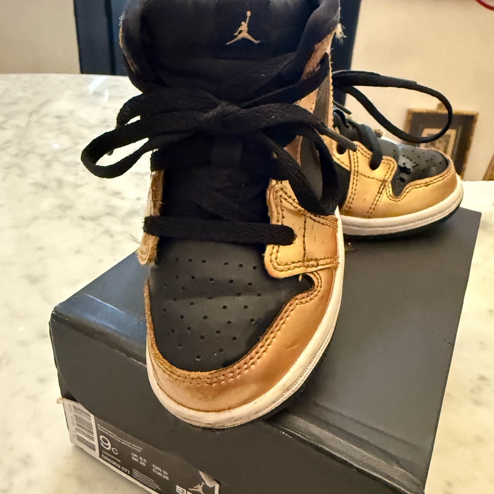 🌟EUC Air Jordan Mid SE Black& Gold Sneakers🌟 - Picture 3 of 8